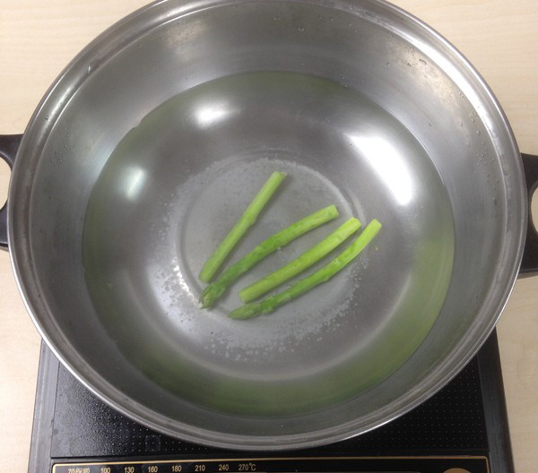 法式牛腩焗饭酱,芦笋用开水烫1分钟,使其变绿