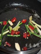 香辣盆盆虾,用锅中余油煸炒葱段姜丝蒜粒和<a style='color:red;display:inline-block;' href='/shicai/ 86474'>干辣椒</a>段,炒出香味儿。