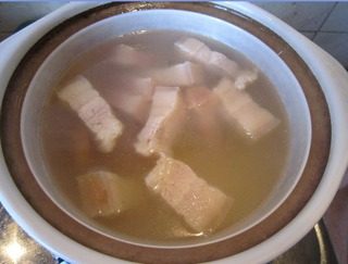 腌笃鲜,大火烧开后,去浮沫,加入绍酒。