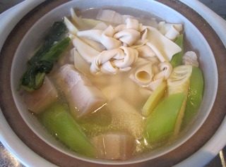 腌笃鲜,加入适量的盐调味即可。(因为有咸肉,盐的量根据汤的事情情况而定)