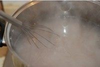 椰汁西米糕,煮5分钟后熄火,加盖闷10分钟。再开火煮开2-3分钟,熄火加盖闷10分钟,这时西米里的小白点应该不见了,变成剔透可人的样子