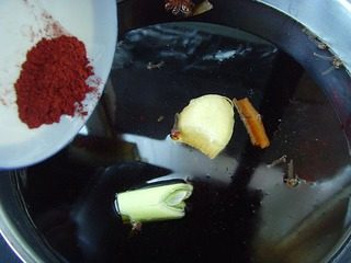 无锡排骨,调入红曲粉,用旺火烧沸。