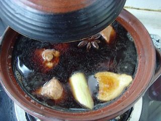无锡排骨,汤汁转至砂锅,放入排骨、酱油、白糖,小火烧1小时。