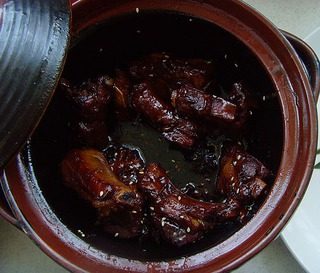 无锡排骨,色泽酱红,酥香。