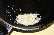 蓑衣黄瓜,熬至葱变成褐色时将葱和花椒捞出不要,放<a style='color:red;display:inline-block;' href='/shicai/ 678'>白芝麻</a>炸成黄色。