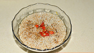 蓑衣黄瓜,料汁碗中放入<a style='color:red;display:inline-block;' href='/shicai/ 86464'>干红辣椒</a>,将热油倒入料汁就完成了,将料汁倒在黄瓜上就可以了。