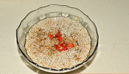 蓑衣黄瓜,料汁碗中放入<a style='color:red;display:inline-block;' href='/shicai/ 86464'>干红辣椒</a>，将热油倒入料汁就完成了，将料汁倒在黄瓜上就可以了。