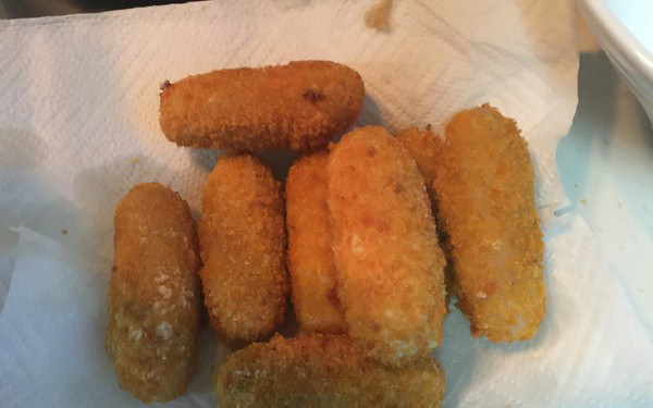 黄金芋泥条,捞出吸油装盘即可