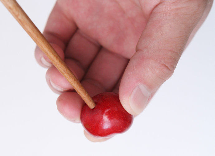 糖渍樱桃,樱桃去蒂((用的时候再去蒂,不然樱桃会很快不新鲜了),用一根筷子抵住樱桃的顶端,然后穿透樱桃,从樱桃长蒂的一端穿透出来,樱桃核就很轻松带出来了。