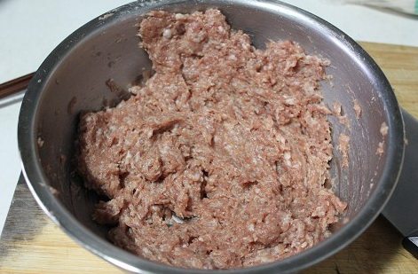 自制猪肉脯,用手或筷子顺一个方向搅拌上劲,手比筷子给力,戴个一次性手套