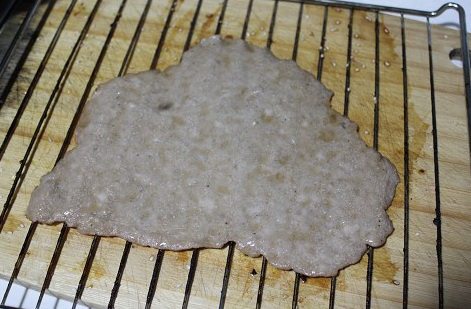 自制猪肉脯,烤25分钟左右,中间每6分钟取出来翻面,刷<a style='color:red;display:inline-block;' href='/shicai/ 865'>蜂蜜</a>,第一次取出,看得出明显回缩变小了
