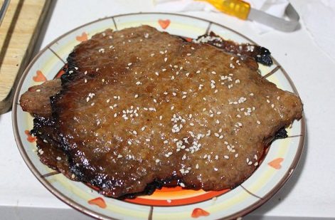 自制猪肉脯,因为边缘要薄一些,所以容易糊,但中间又必须到位,所以只有让边缘糊一点了,烤了6片,这是最后一片,还可以再烤3分钟