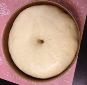 牛肉汉堡,将除黄油以外所有的原料放入盆中,揉至面团出筋,加入黄油,揉至扩展状态,把面团放小盆中,盖保鲜膜,放温暖处进行基础发酵。