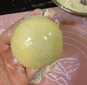 牛肉汉堡,基础发酵结束后,将面团排气分割成50克一个,滚圆,不进行松驰。