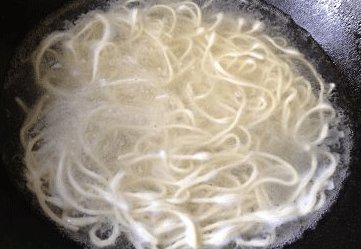 黯然销魂炒面,大锅放足量水,大火煮沸,下入面条;