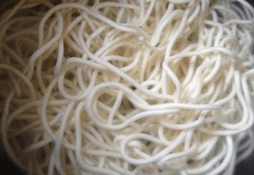 黯然销魂炒面,水沸后倒入一小碗冷水.盖盖再次煮沸后关火捞出;