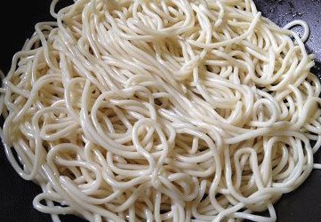 黯然销魂炒面,捞出的面条浸于冷水中,再捞出沥干水份;