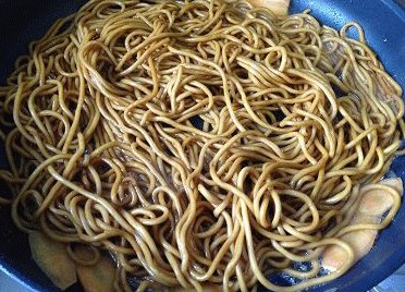 黯然销魂炒面,平底不粘锅(如果是普通炒锅,要热锅后加冷油随即放入面条翻炒才不容易粘锅)加一勺芝麻油中火加热,放入<a style='color:red;display:inline-block;' href='/shicai/ 25'>胡萝卜</a>炒香后倒入面条,用筷子不断拔翻;