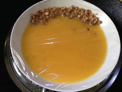 萌兔香菇肉末蛋羹饭,足量开水,中大火蒸8分钟;