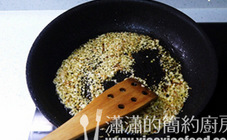 避风塘炒大虾,锅中留底油,加入剩下的1匙油,下蒜末小火爆到金黄出香
