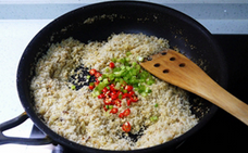 避风塘炒大虾,加入红椒粒、芹菜粒,加少许盐调味。