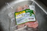 越南牛肉河粉,麦德龙买的牛汤骨,处理得比较干净,用流动水冲洗一下即可