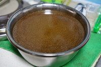 越南牛肉河粉,炖好的牛骨汤滤去所有杂质,放室温冷却后入冰箱冷藏一晚,第二天取出刮去表面凝结的油脂