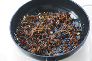 莲蓬扣肉,锅内热油放姜、蒜、干红辣椒爆香,将沥干水份的梅干菜,放入炒香.加入少量<a style='color:red;display:inline-block;' href='/shicai/ 3729'>白糖</a>,生抽调味.