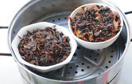 莲蓬扣肉,将碗放入蒸锅中,中火蒸60分钟左右即可。