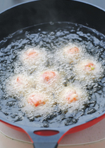 糯米肉圆,锅里油烧热,放入圆子油炸。