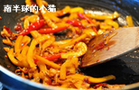 爆炒腰花,下圆椒丝翻炒至断生,并加入<a style='color:red;display:inline-block;' href='/shicai/ 10588'>糖</a>调味;