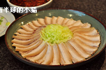 蒜泥白肉,讲切片的五花肉整齐地围着摆放一圈,再淋上佐料即成