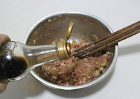 酸汤鲜肉馄饨,肉馅和葱姜末拌匀，调入<a style='color:red;display:inline-block;' href='/shicai/ 788'><a style='color:red;display:inline-block;' href='/shicai/ 788'>生抽</a></a>、<a style='color:red;display:inline-block;' href='/shicai/ 134296'>白胡椒粉</a>、盐，<a style='color:red;display:inline-block;' href='/shicai/ 3729'>白糖</a>