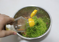 酸汤鲜肉馄饨,放入香芹碎,调入<a style='color:red;display:inline-block;' href='/shicai/ 847'><a style='color:red;display:inline-block;' href='/shicai/ 847'>香油</a></a>