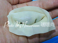 酸汤鲜肉馄饨,将底边两个角交叠捏紧,馄饨就包好了。