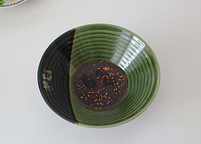 酸汤鲜肉馄饨,碗内调入<a style='color:red;display:inline-block;' href='/shicai/ 6496'>油泼辣子</a>、生抽、香醋,香油