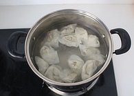 酸汤鲜肉馄饨,另起汤锅,水开后调入一点点食盐,下馄饨煮至成熟