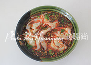 酸汤鲜肉馄饨,用煮馄饨的热汤浇在装紫菜的碗内,酸汤就做好了,将煮熟的馄饨放入酸汤中即可食用。
