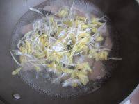 菊花猪肝汤,当锅中水再次沸腾时,加入菊花。