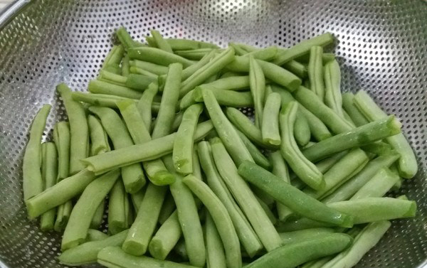 干煸四季豆,清洗干净,沥干水分