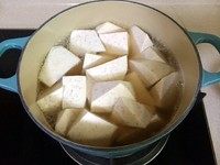 深夜食堂版芋头煮鱿鱼,加入芋头,大火煮滚后再小火煮8分钟。