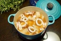 深夜食堂版芋头煮鱿鱼,加入鱿鱼、1勺生抽、一点白糖提鲜,煮滚即关火。