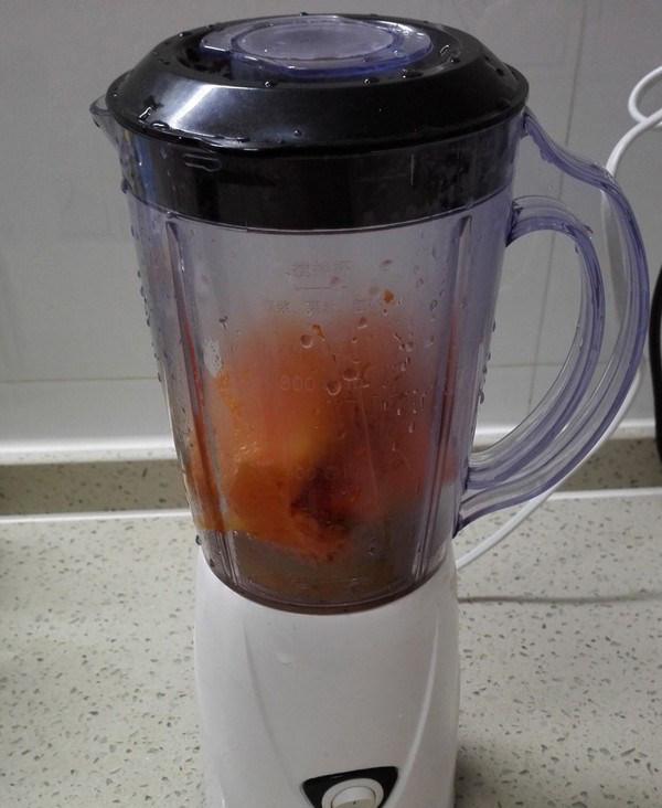 南瓜奶油浓汤,南瓜晾凉后,加<a style='color:red;display:inline-block;' href='/shicai/ 156925'>水</a>,料理机打成蓉。如果有料理棒,可以不用晾凉。这种料理机是不适合料理高温食品的