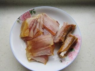 干锅腊肉,凉一凉,切薄片