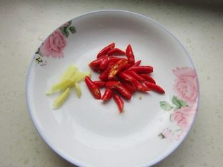 干锅腊肉,小米椒洗净切丁,姜洗净切丝