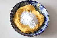 彩色蔬菜芋圆,红薯泥中加入80克的木薯粉拌均匀成团,紫薯粉中加入40克的木薯粉拌均匀成团即可。