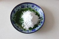 彩色蔬菜芋圆,菠菜泥里加入70克的木薯粉拌均匀成团。