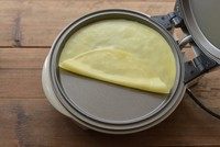 草莓班戟,面糊熟后掀开放凉网晾凉,直至面糊用尽