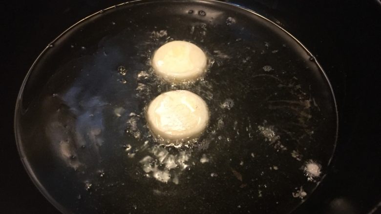 脆皮日本豆腐,如图锅中热油,油七成热(放入筷子会冒泡)加入裹满干淀粉的日本豆腐