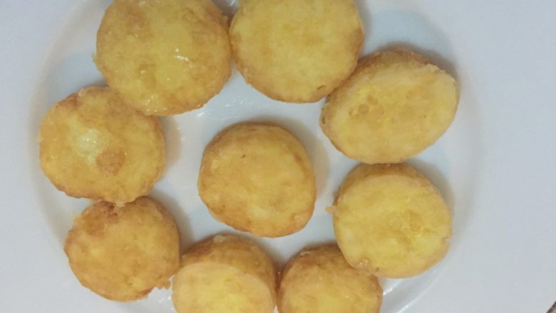 脆皮日本豆腐,如图两边均变成金黄,用筷子按明显感觉变硬就可以捞出沥干油分备用